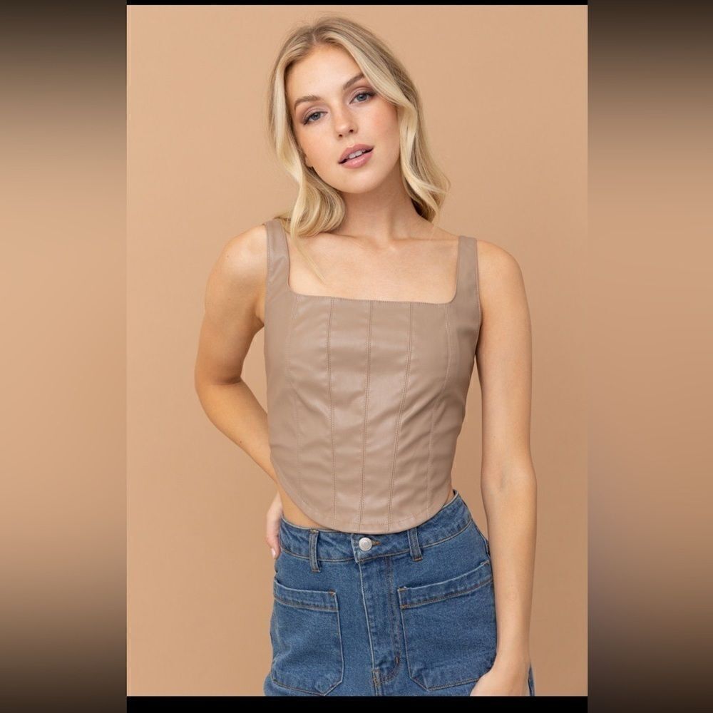 Aarón & amber Fashion. New. faux leather corset top color nude